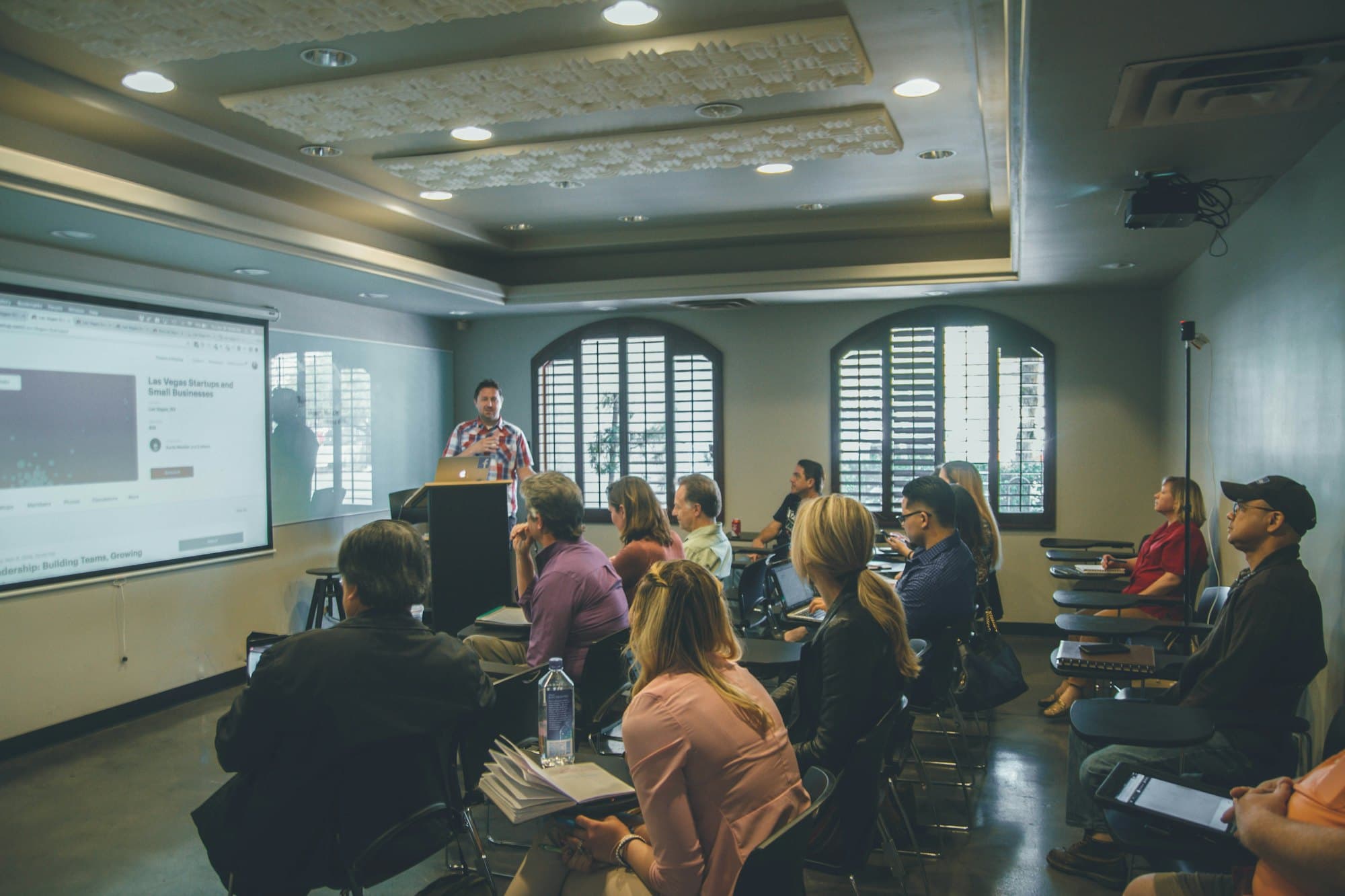 Un conférencier présente devant un public lors d'un meetup